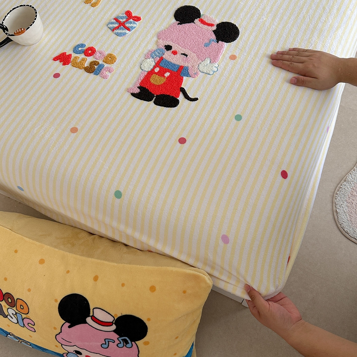 91家纺网 家纺一手货源 找家纺 柚子YOUTH 2025新款加厚牛奶绒卡通毛巾绣床笠三件套 歌唱家