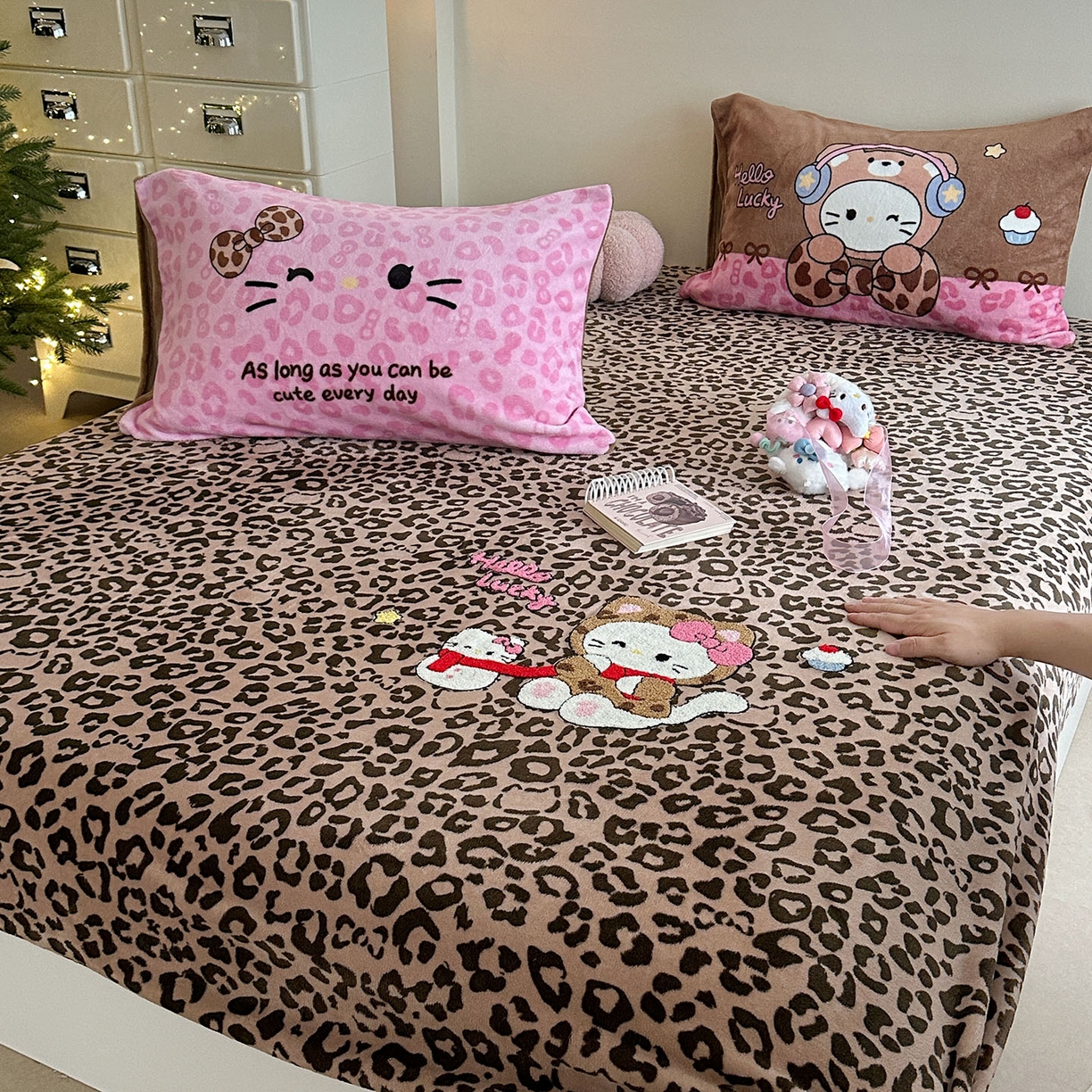 91家纺网 家纺一手货源 找家纺 柚子YOUTH 2025新款加厚牛奶绒卡通毛巾绣床笠三件套 蝴蝶结KT