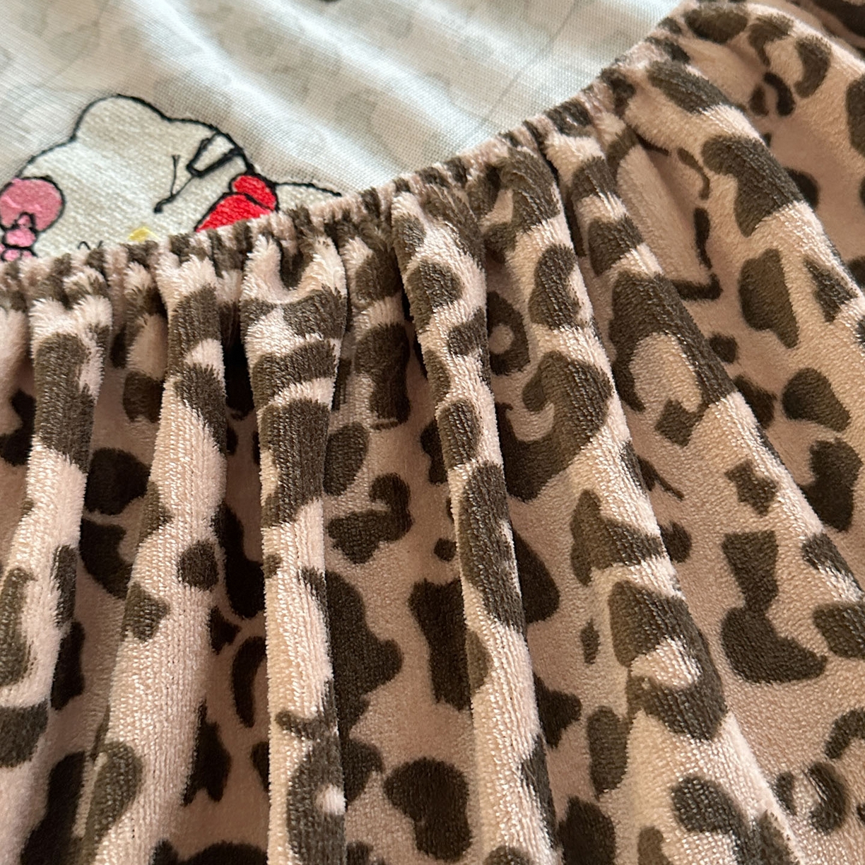 91家纺网 家纺一手货源 找家纺 柚子YOUTH 2025新款加厚牛奶绒卡通毛巾绣床笠三件套 蝴蝶结KT