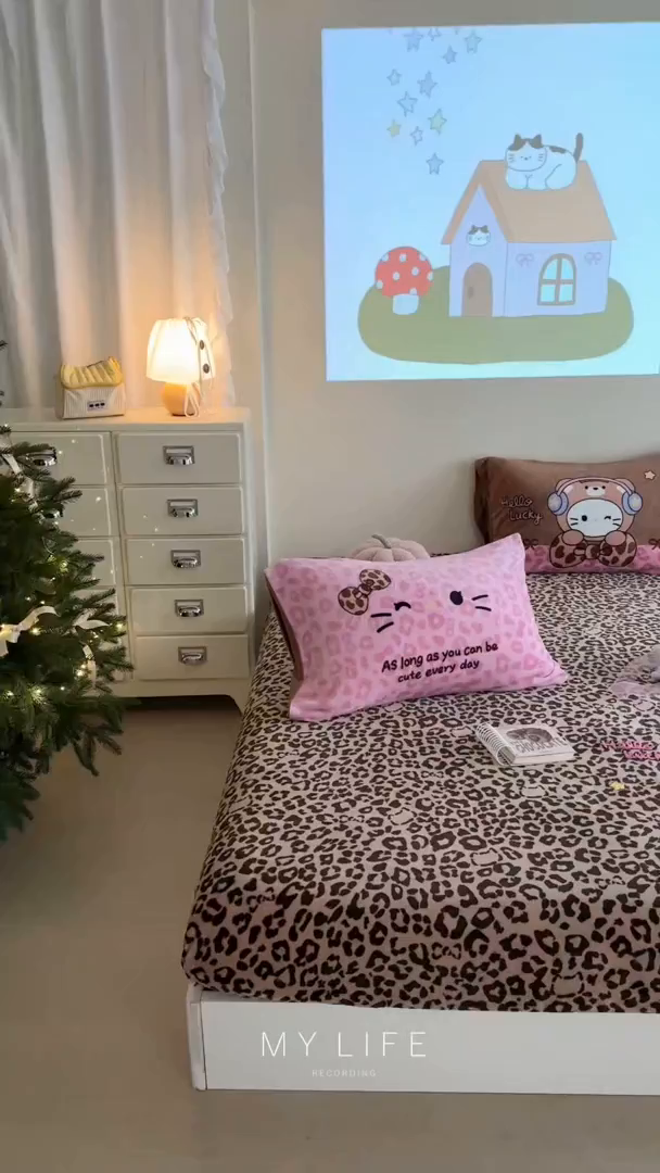 91家纺网 家纺一手货源 找家纺 柚子YOUTH 2025新款加厚牛奶绒卡通毛巾绣床笠三件套 蝴蝶结KT