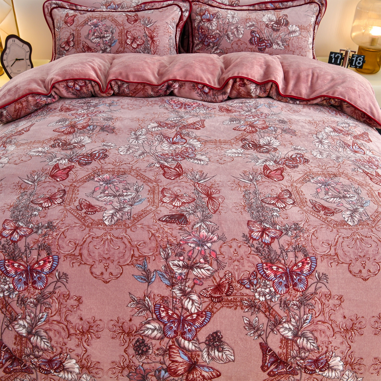 91家纺网 家纺一手货源 找家纺 赫本 2025新品8斤爆品牛奶绒四件套床裙款金雕绒法莱绒四套件 蝶恋花