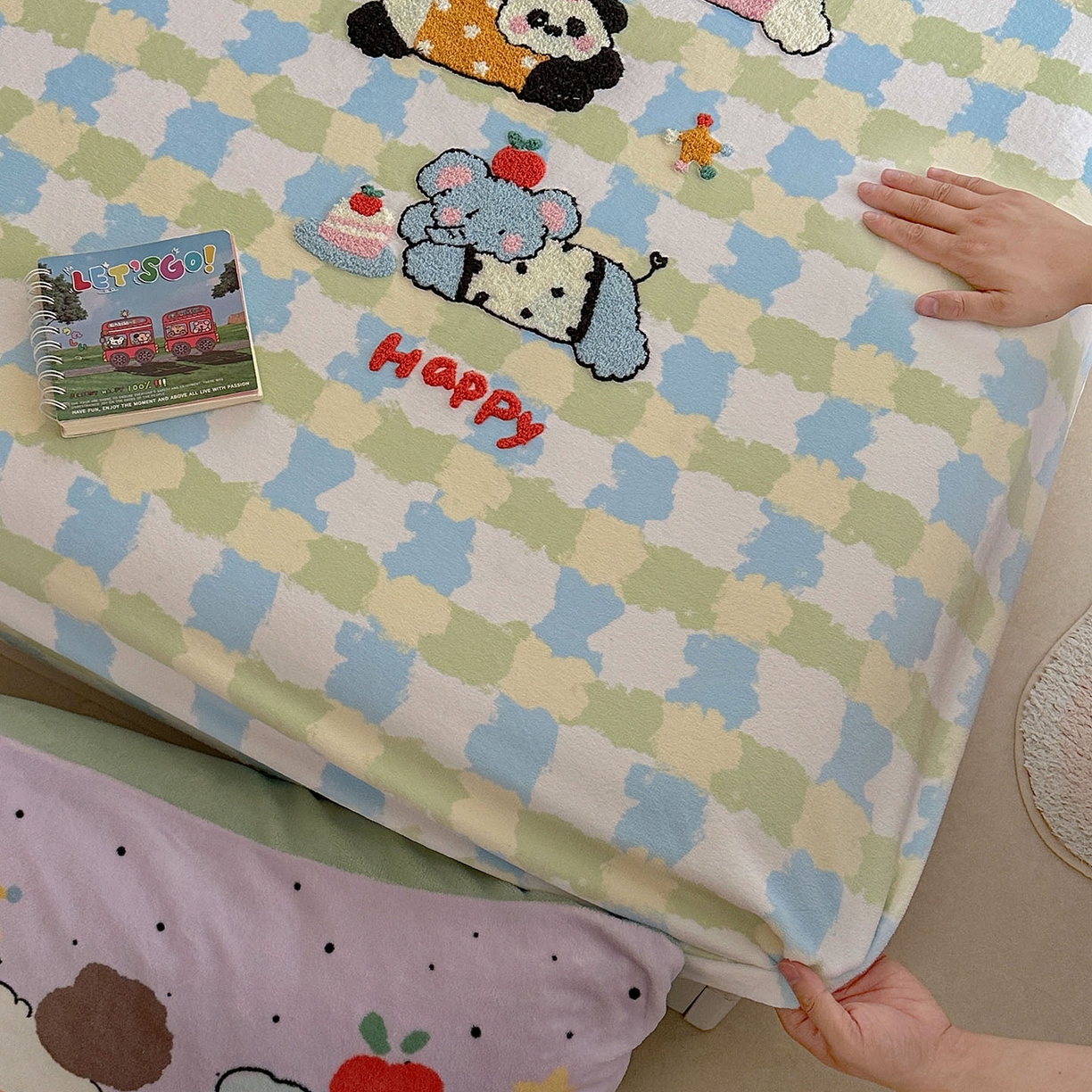 91家纺网 家纺一手货源 找家纺 柚子YOUTH 2025新款加厚牛奶绒卡通毛巾绣床笠三件套 快乐动物园