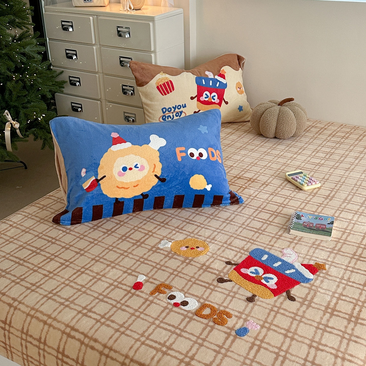 91家纺网 家纺一手货源 找家纺 柚子YOUTH 2025新款加厚牛奶绒卡通毛巾绣床笠三件套 能量套餐