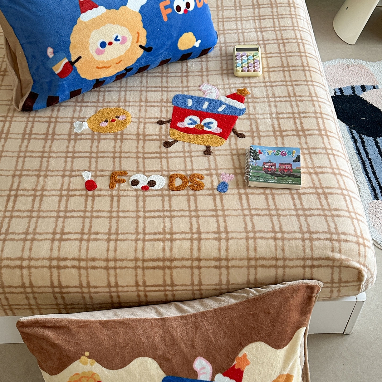 91家纺网 家纺一手货源 找家纺 柚子YOUTH 2025新款加厚牛奶绒卡通毛巾绣床笠三件套 能量套餐