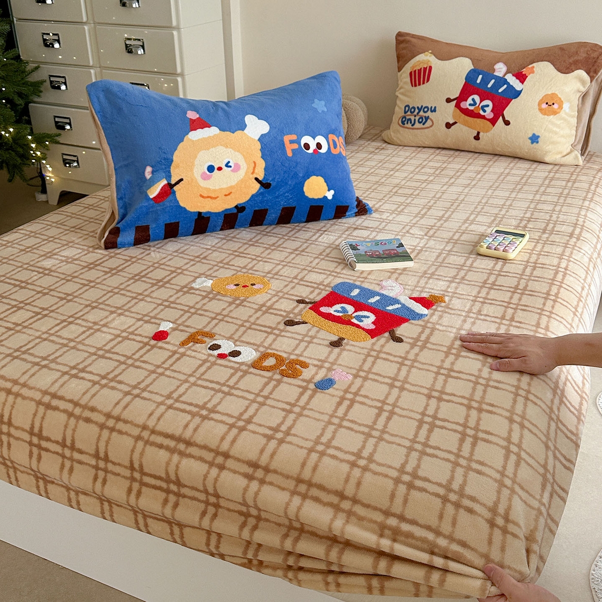 91家纺网 家纺一手货源 找家纺 柚子YOUTH 2025新款加厚牛奶绒卡通毛巾绣床笠三件套 能量套餐