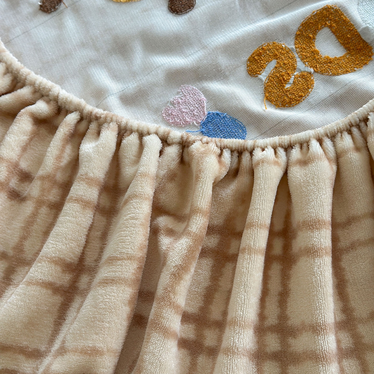 91家纺网 家纺一手货源 找家纺 柚子YOUTH 2025新款加厚牛奶绒卡通毛巾绣床笠三件套 能量套餐