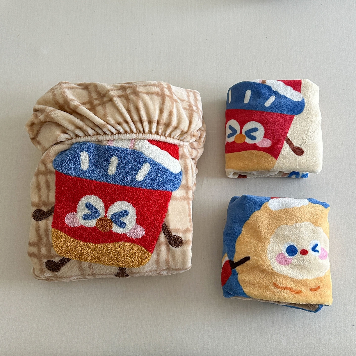 91家纺网 家纺一手货源 找家纺 柚子YOUTH 2025新款加厚牛奶绒卡通毛巾绣床笠三件套 能量套餐