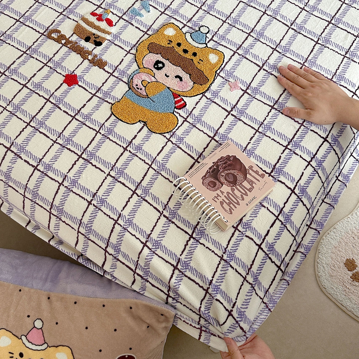 91家纺网 家纺一手货源 找家纺 柚子YOUTH 2025新款加厚牛奶绒卡通毛巾绣床笠三件套 熊宝