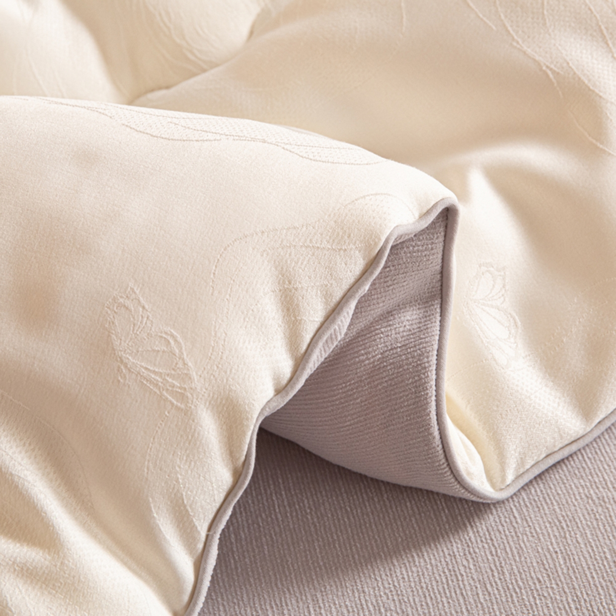 91家纺网 家纺一手货源 找家纺 爱彼家纺 2025新款火山岩A类提花自发热抗菌被冬被-春秋被学生被子-系列二 火山岩-玫瑰白