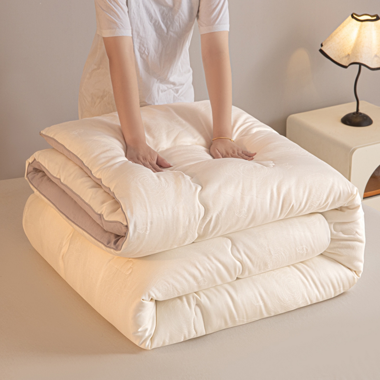 91家纺网 家纺一手货源 找家纺 爱彼家纺 2025新款火山岩A类提花自发热抗菌被冬被-春秋被学生被子-系列二 火山岩-玫瑰白