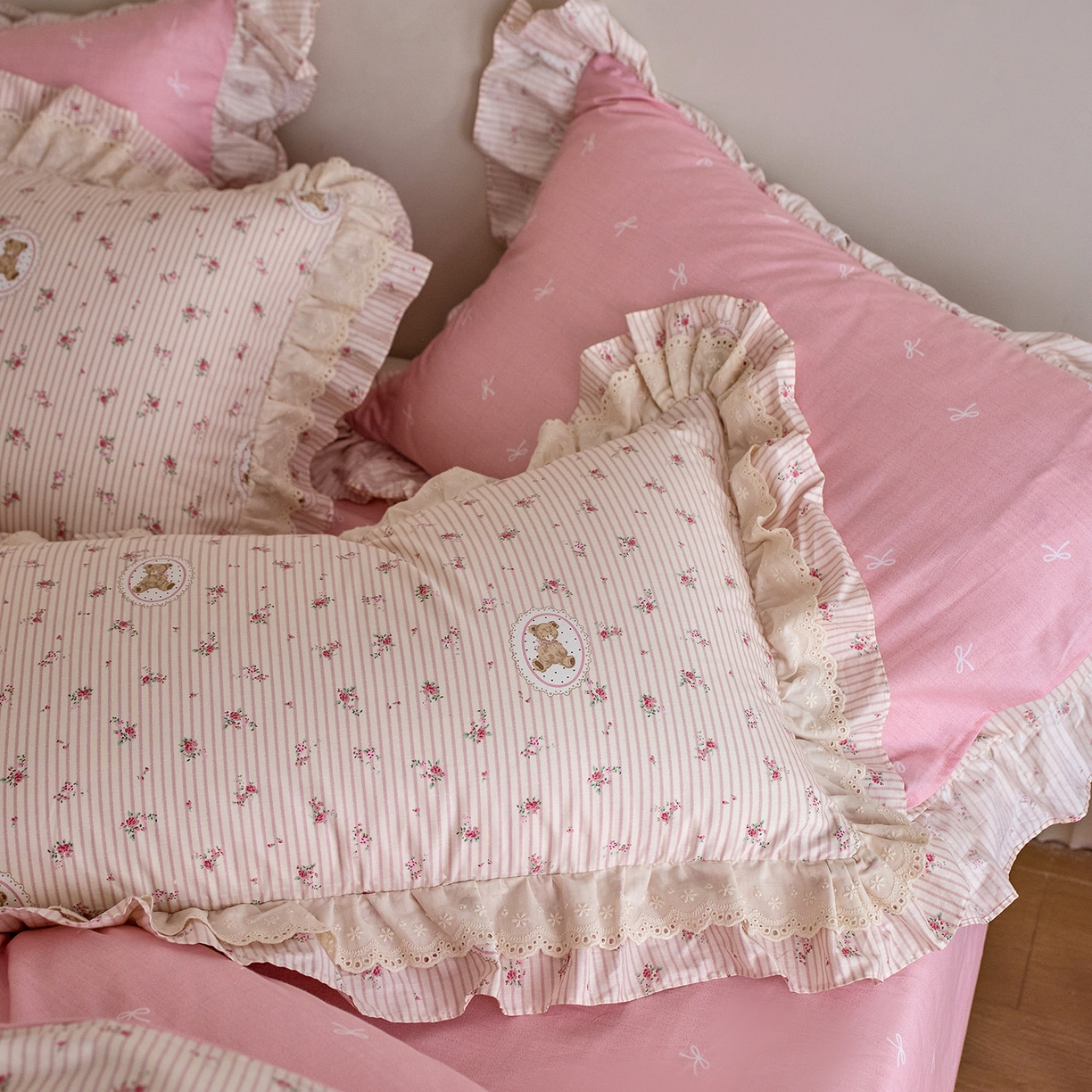 91家纺网 家纺一手货源 找家纺 清雅福 2025春夏新品全棉13372法式双层花边系列四件套 萌熊乐园