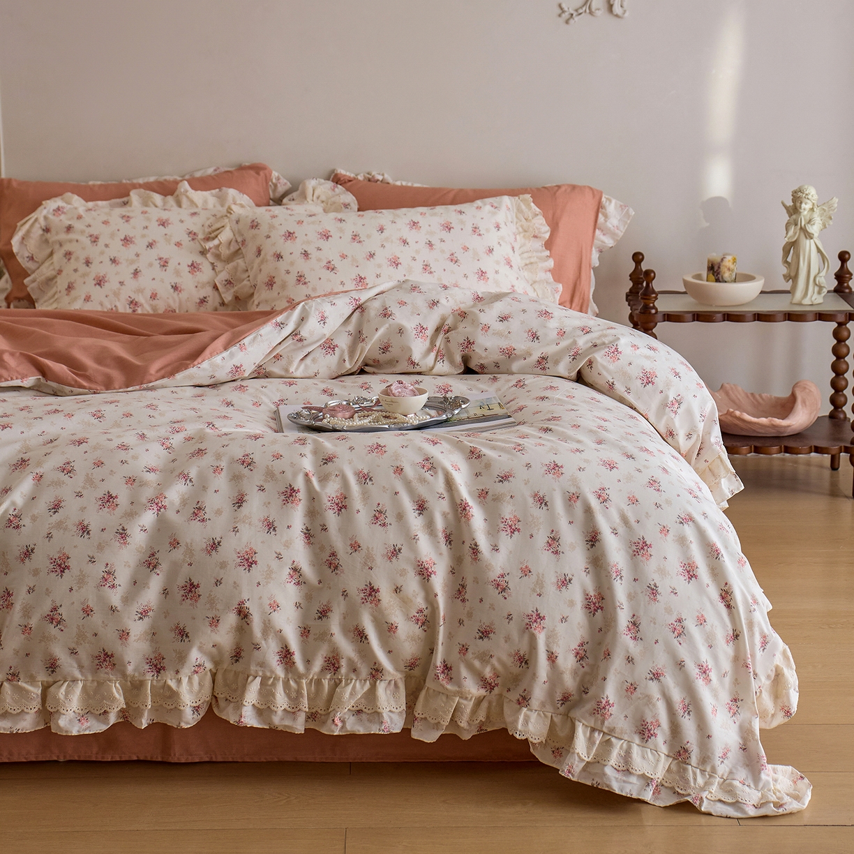 91家纺网 家纺一手货源 找家纺 清雅福 2025春夏新品全棉13372法式双层花边系列四件套 屋顶花园