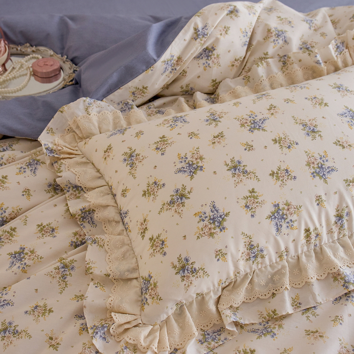 91家纺网 家纺一手货源 找家纺 清雅福 2025春夏新品全棉13372法式双层花边系列四件套 兔兔花园