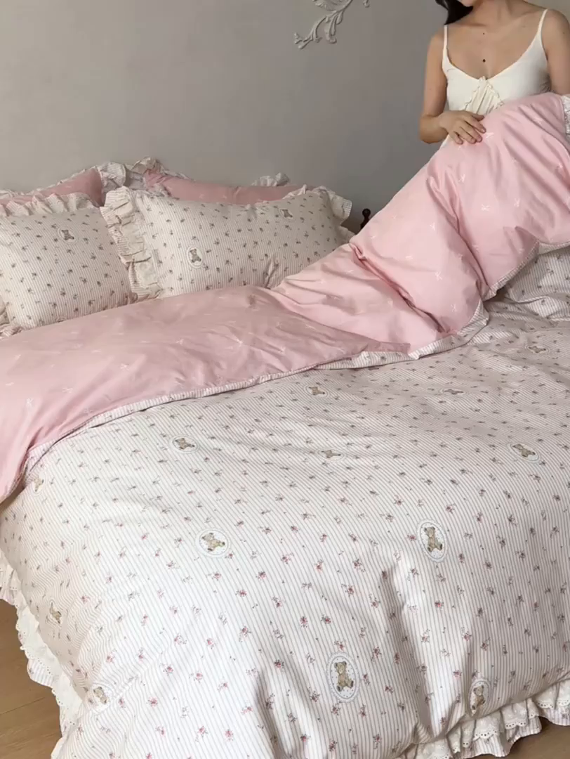 91家纺网 家纺一手货源 找家纺 清雅福 2025春夏新品全棉13372法式双层花边系列四件套 萌熊乐园