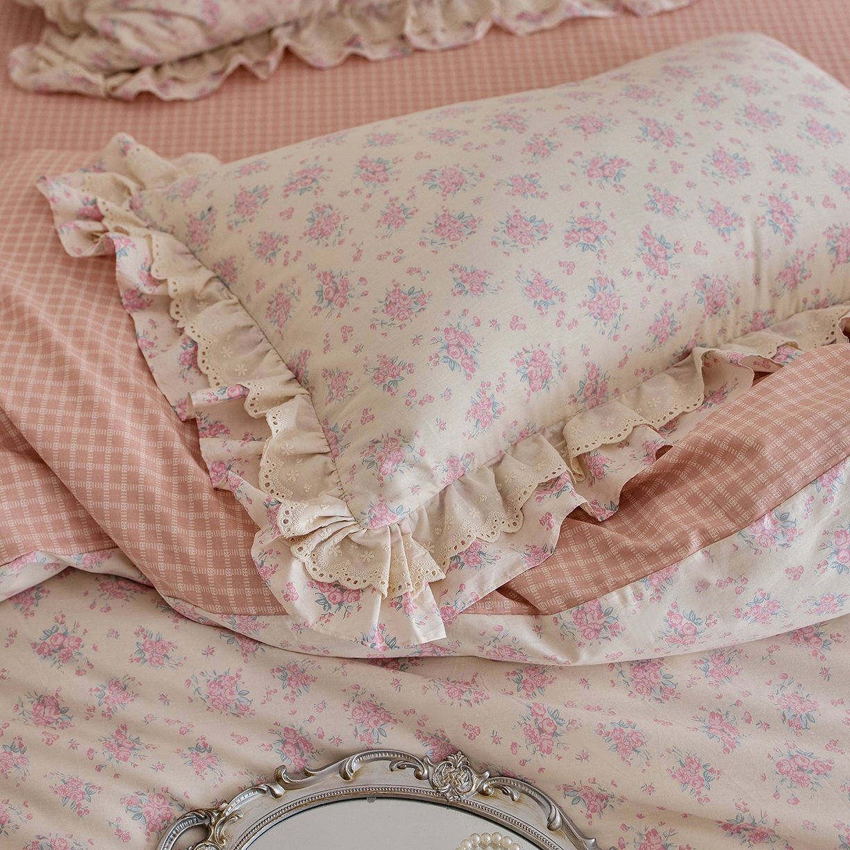 91家纺网 家纺一手货源 找家纺 清雅福 2025春夏新品全棉13372法式双层花边系列四件套 柔情花梦粉