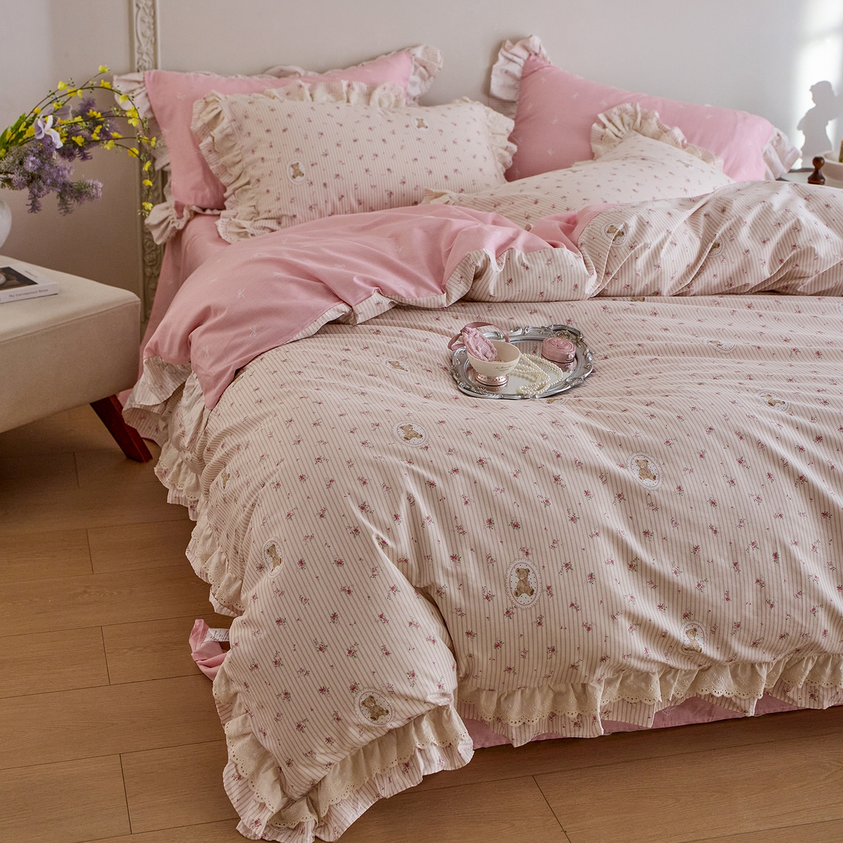 91家纺网 家纺一手货源 找家纺 清雅福 2025春夏新品全棉13372法式双层花边系列四件套 萌熊乐园