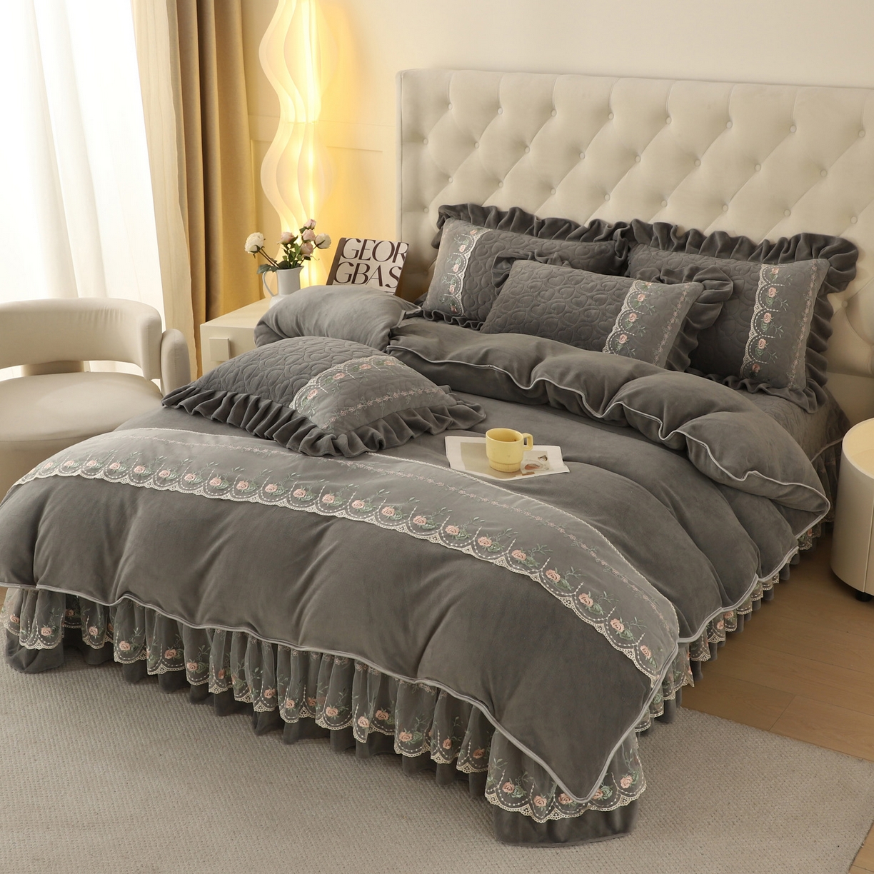 91家纺网 家纺一手货源 找家纺 能好家纺 2025新款牛奶绒刺绣床盖四件套 灰