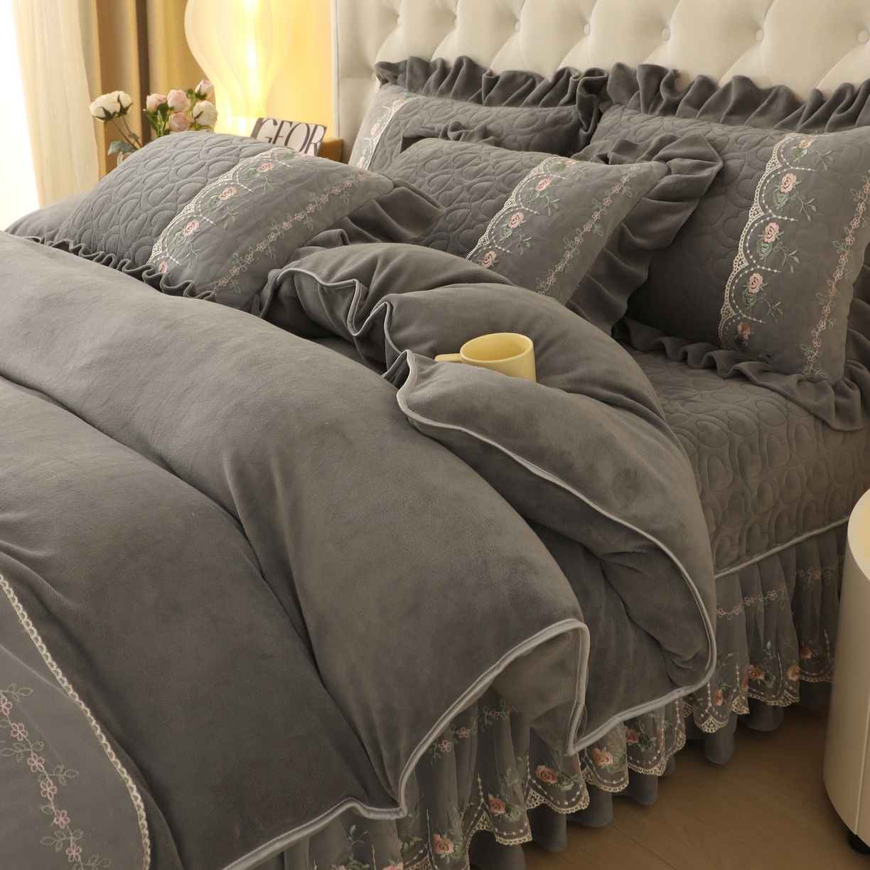 91家纺网 家纺一手货源 找家纺 能好家纺 2025新款牛奶绒刺绣床盖四件套 灰