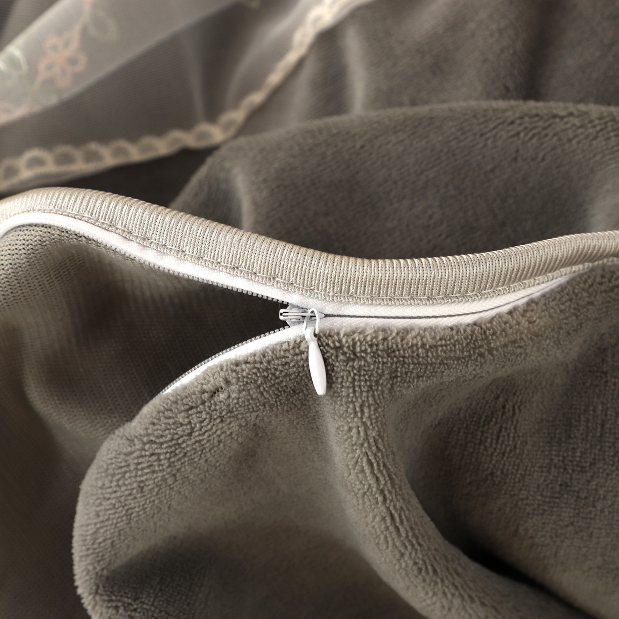 91家纺网 家纺一手货源 找家纺 能好家纺 2025新款牛奶绒刺绣床盖四件套 灰