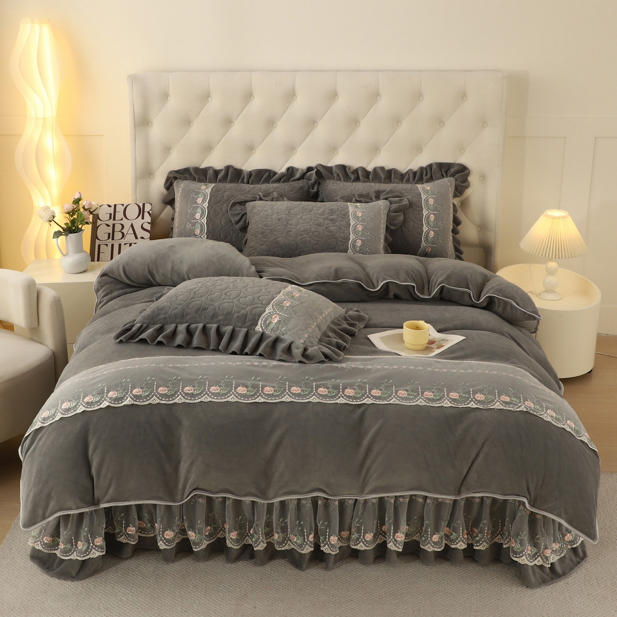 91家纺网 家纺一手货源 找家纺 能好家纺 2025新款牛奶绒刺绣床盖四件套 灰