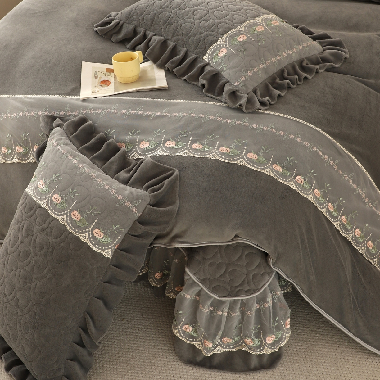 91家纺网 家纺一手货源 找家纺 能好家纺 2025新款牛奶绒刺绣床盖四件套 灰