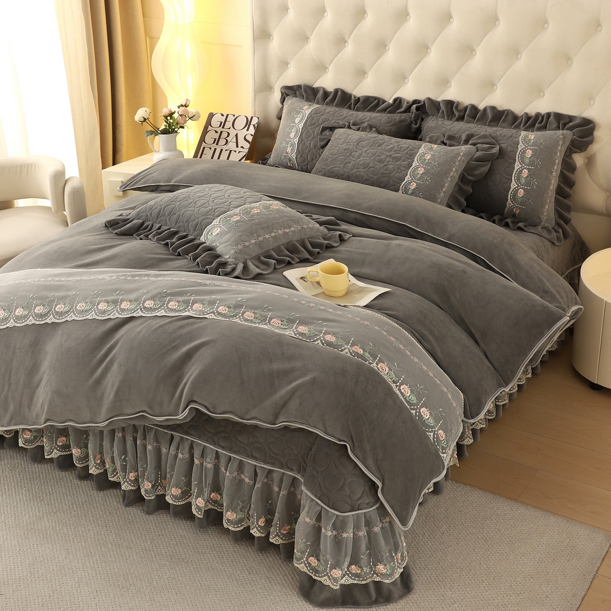91家纺网 家纺一手货源 找家纺 能好家纺 2025新款牛奶绒刺绣床盖四件套 灰