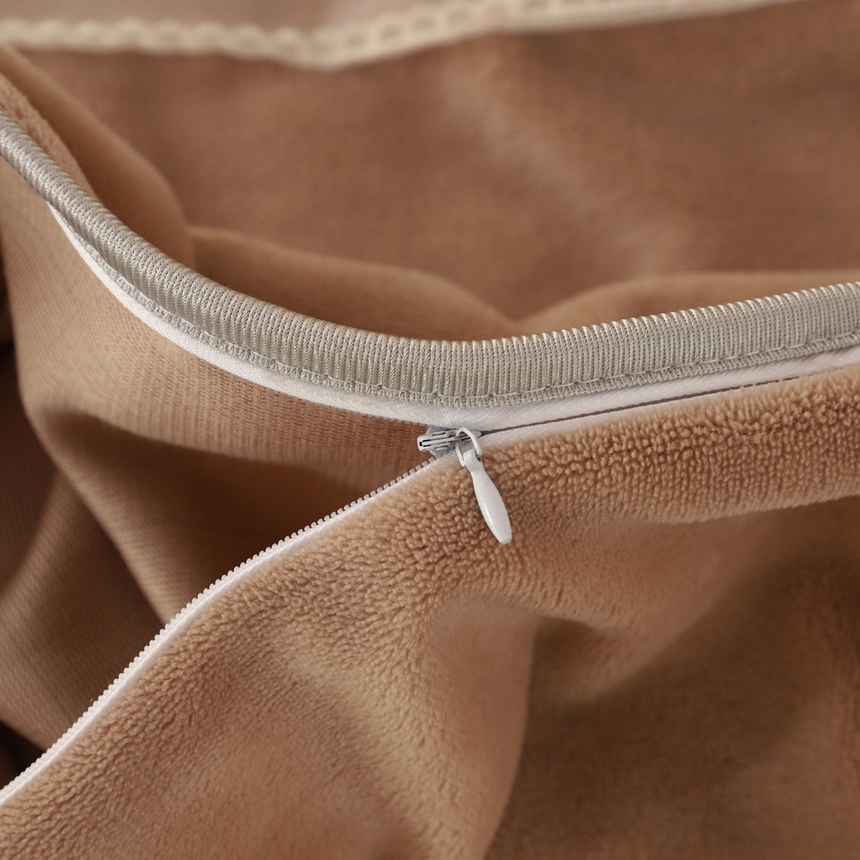 91家纺网 家纺一手货源 找家纺 能好家纺 2025新款牛奶绒刺绣床盖四件套 驼色