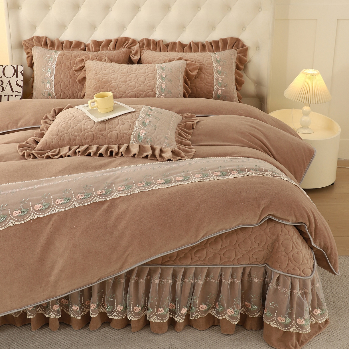 能好家纺 2025新款牛奶绒刺绣床盖四件套 驼色