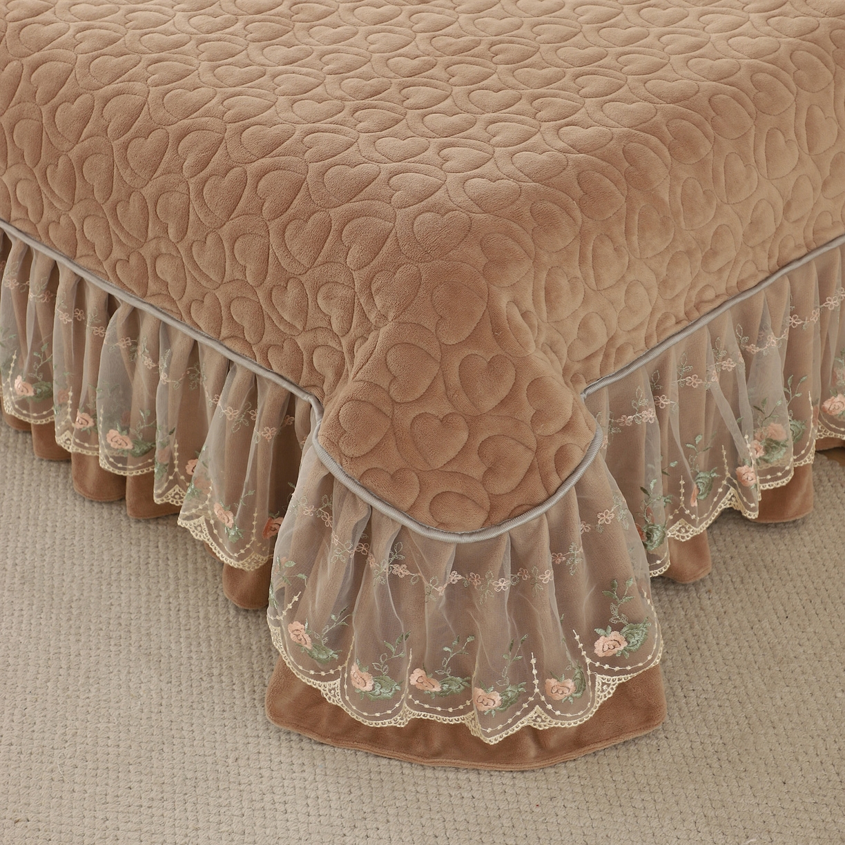 91家纺网 家纺一手货源 找家纺 能好家纺 2025新款牛奶绒刺绣床盖四件套 驼色