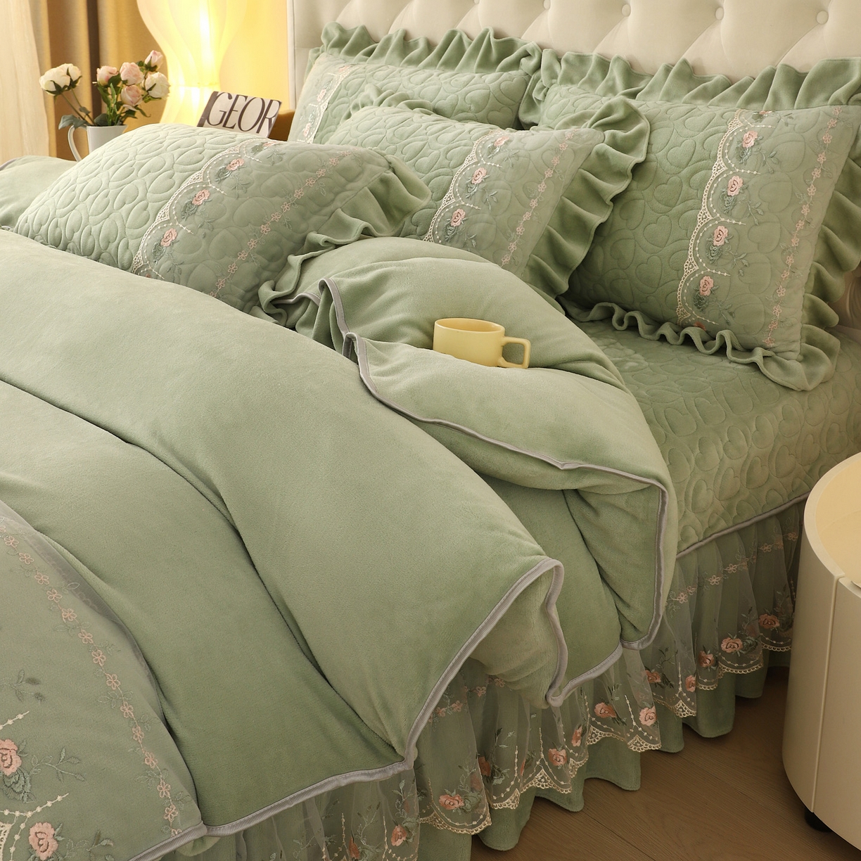 91家纺网 家纺一手货源 找家纺 能好家纺 2025新款牛奶绒刺绣床盖四件套 果绿