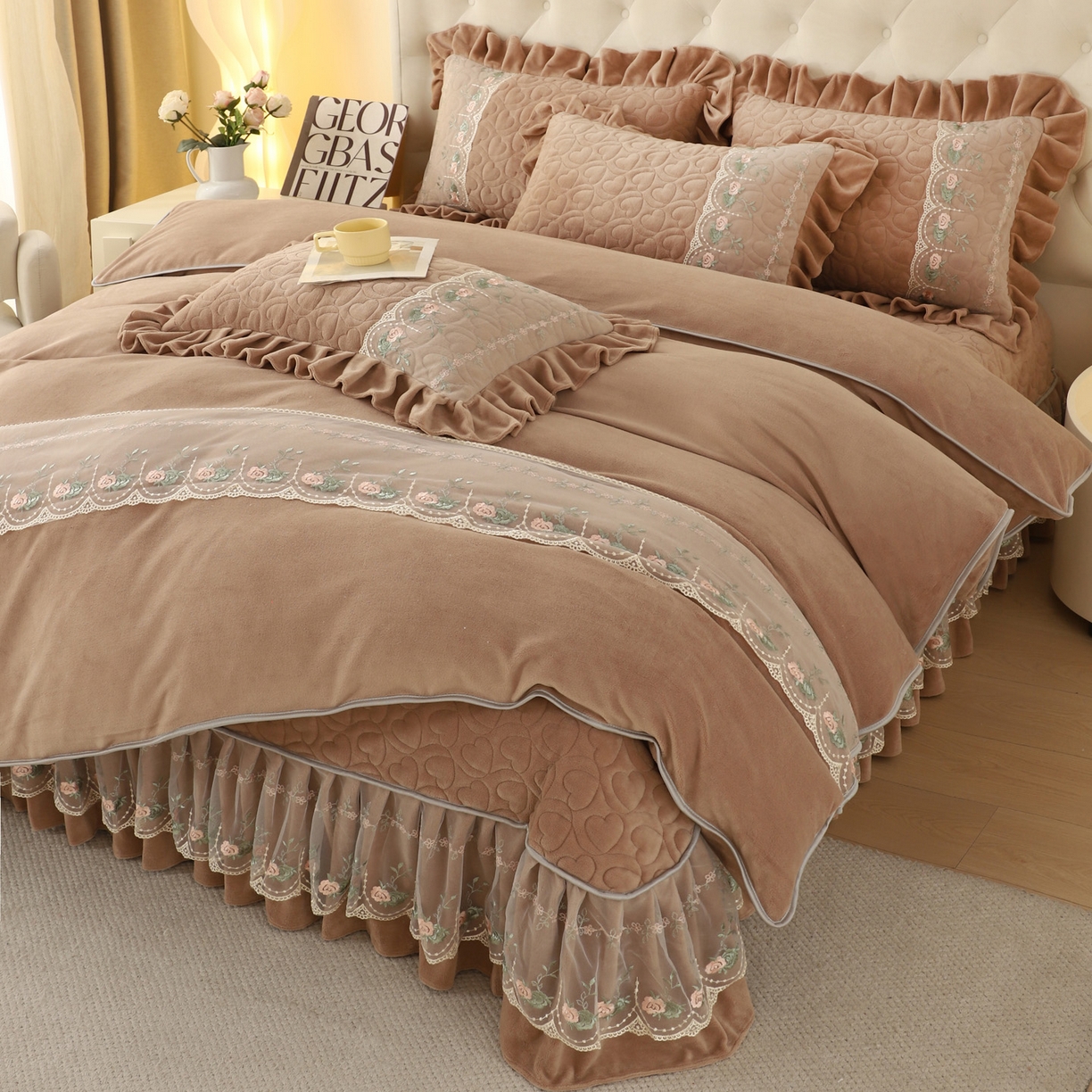 91家纺网 家纺一手货源 找家纺 能好家纺 2025新款牛奶绒刺绣床盖四件套 驼色