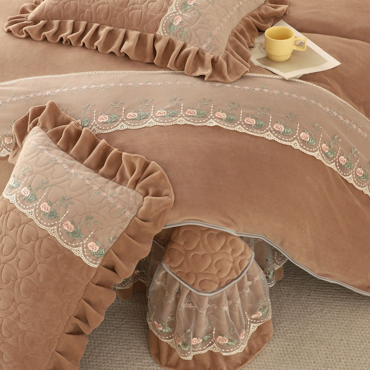 91家纺网 家纺一手货源 找家纺 能好家纺 2025新款牛奶绒刺绣床盖四件套 驼色