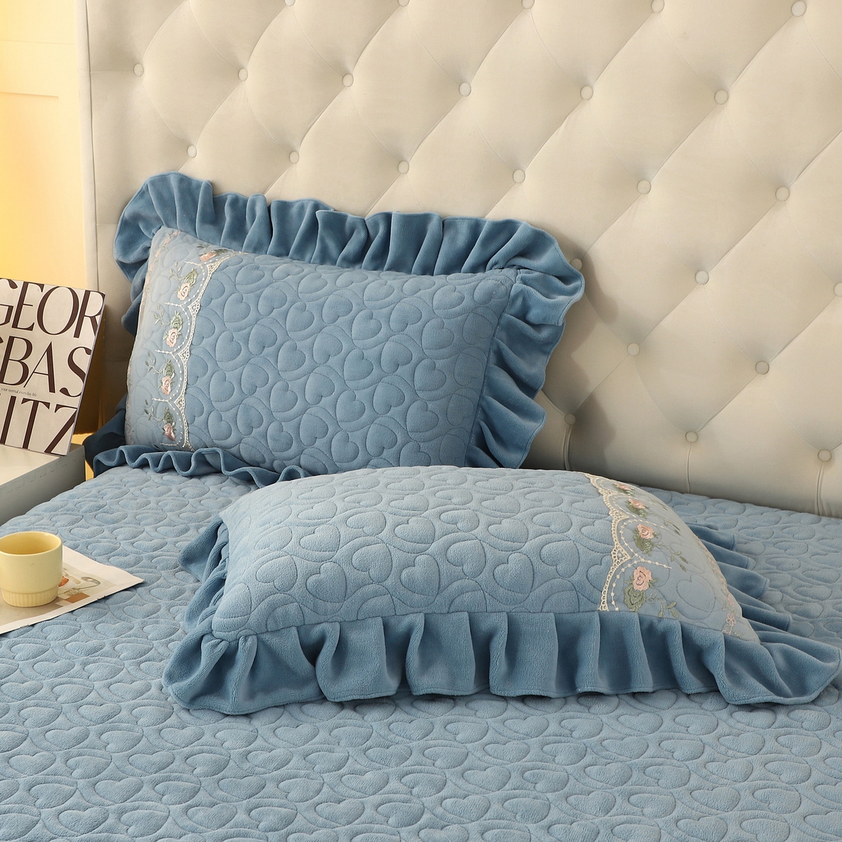 91家纺网 家纺一手货源 找家纺 能好家纺 2025新款牛奶绒刺绣床盖四件套 蓝