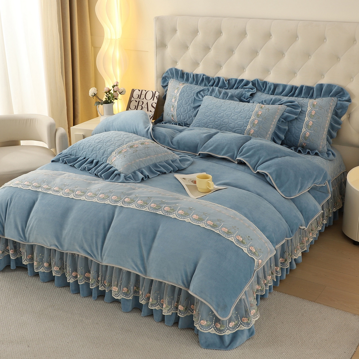 91家纺网 家纺一手货源 找家纺 能好家纺 2025新款牛奶绒刺绣床盖四件套 蓝