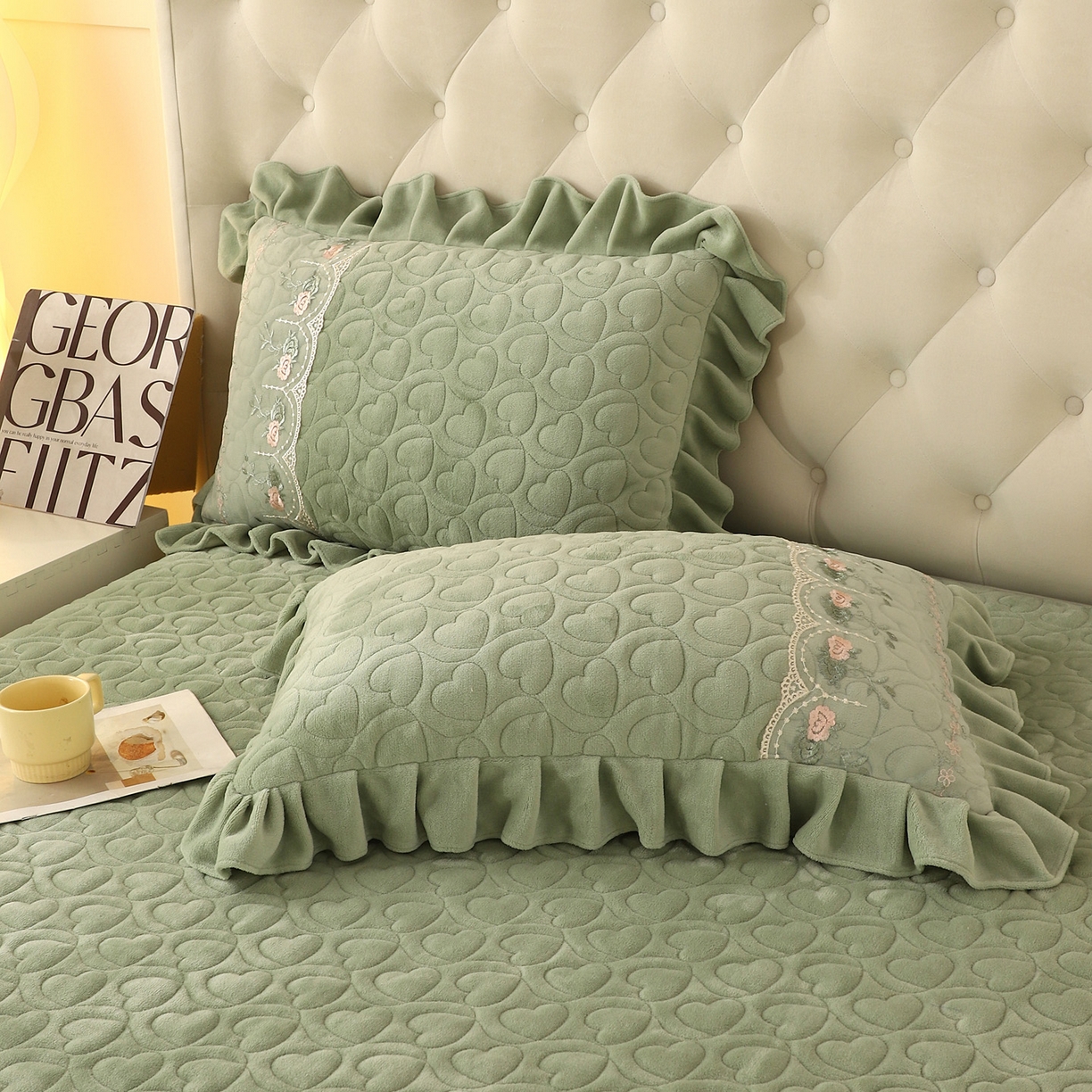 91家纺网 家纺一手货源 找家纺 能好家纺 2025新款牛奶绒刺绣床盖四件套 果绿