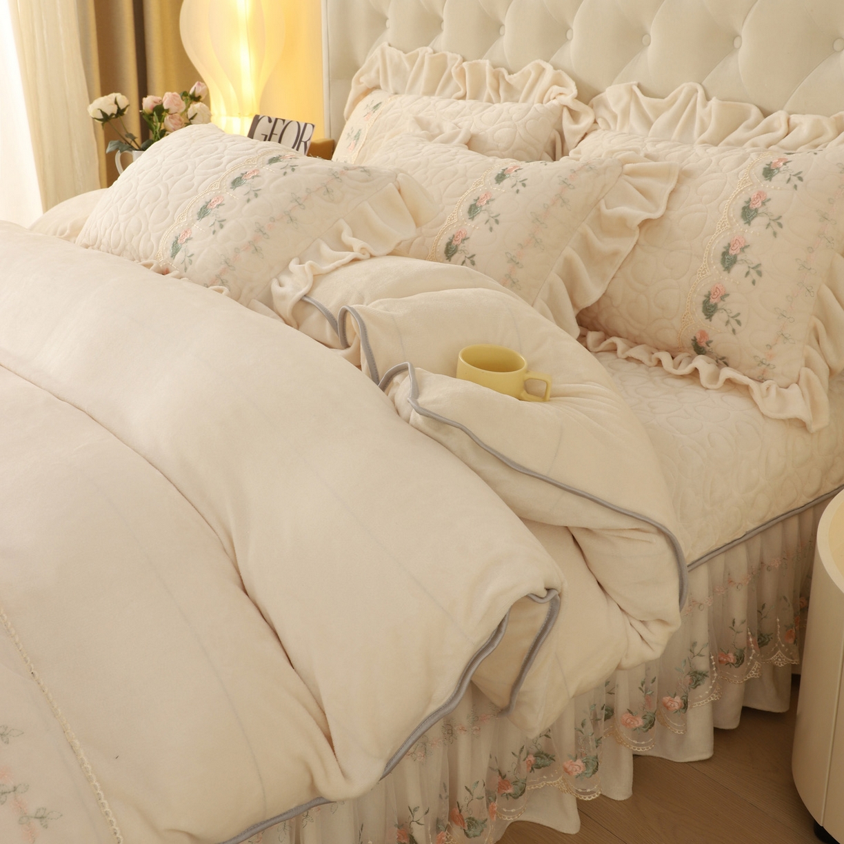 91家纺网 家纺一手货源 找家纺 能好家纺 2025新款牛奶绒刺绣床盖四件套 米白