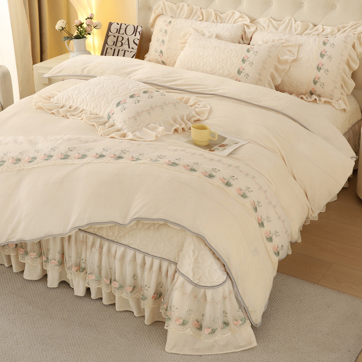 91家纺网 家纺一手货源 找家纺 能好家纺 2025新款牛奶绒刺绣床盖四件套 米白