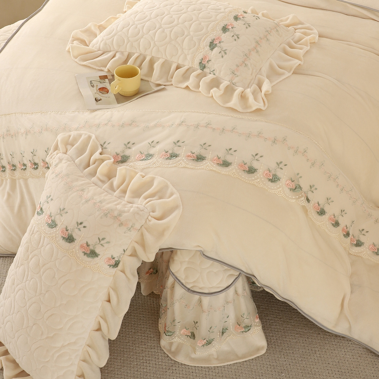 91家纺网 家纺一手货源 找家纺 能好家纺 2025新款牛奶绒刺绣床盖四件套 米白