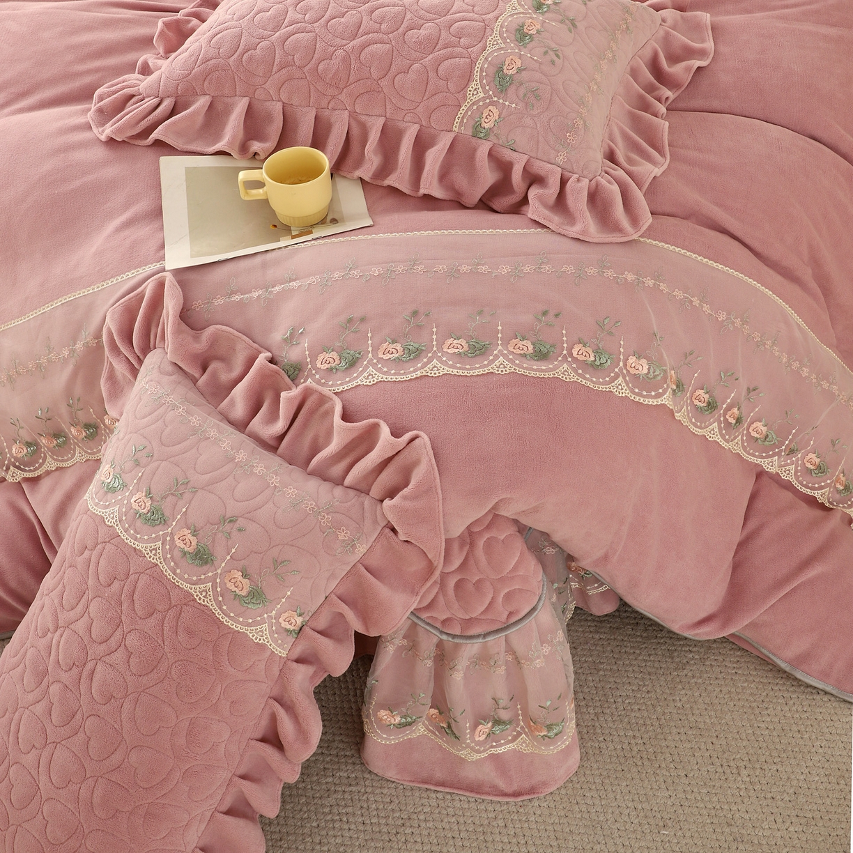 91家纺网 家纺一手货源 找家纺 能好家纺 2025新款牛奶绒刺绣床盖四件套 豆沙粉