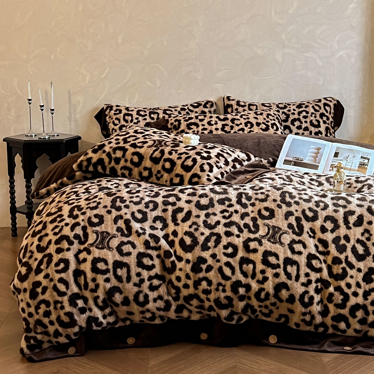 91家纺网 家纺一手货源 找家纺 （总）晚爱家居  2025新款纽扣款兔毛绒美拉德轻奢风高克重皮草兔绒牛奶绒四件套系列