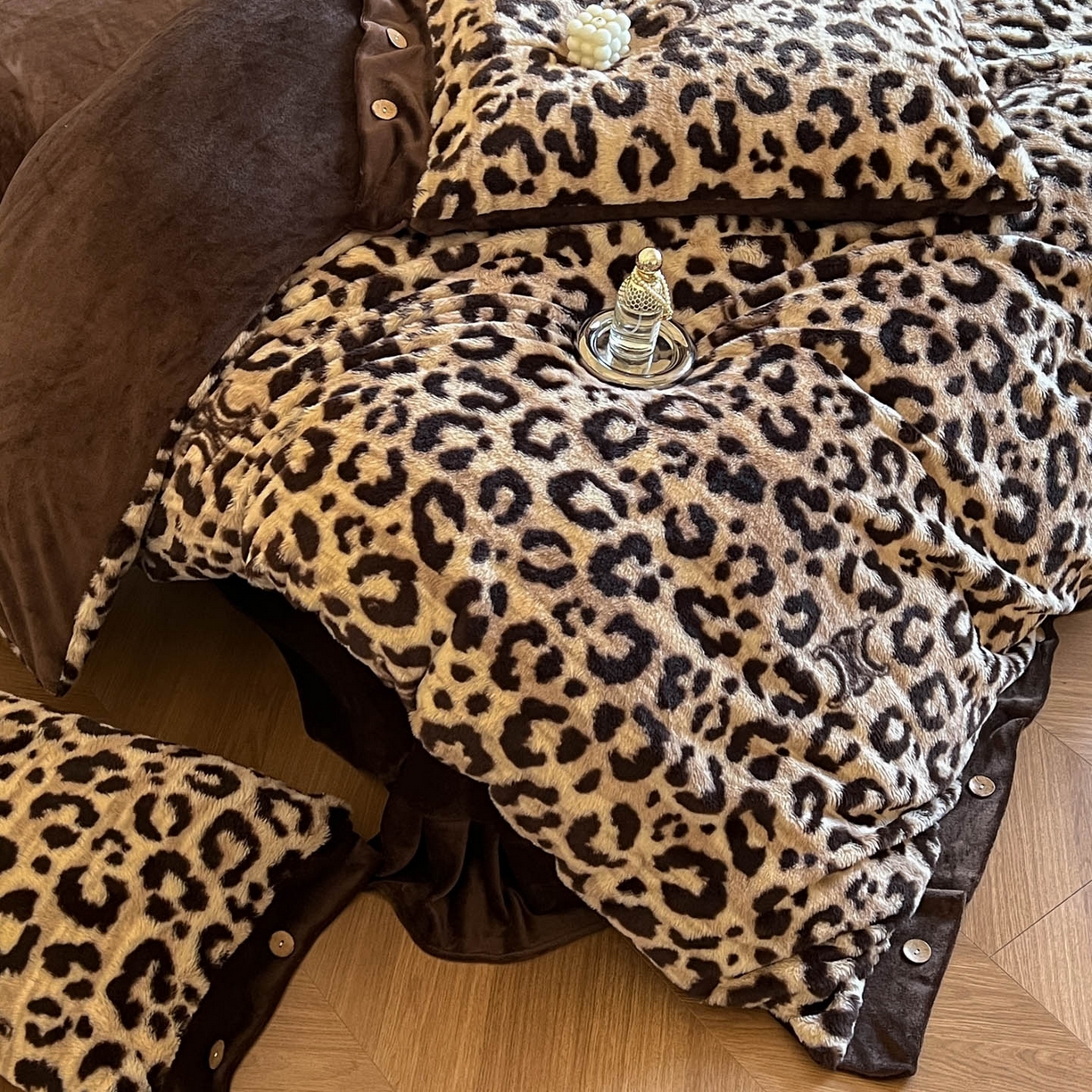 91家纺网 家纺一手货源 找家纺 （总）晚爱家居  2025新款纽扣款兔毛绒美拉德轻奢风高克重皮草兔绒牛奶绒四件套系列