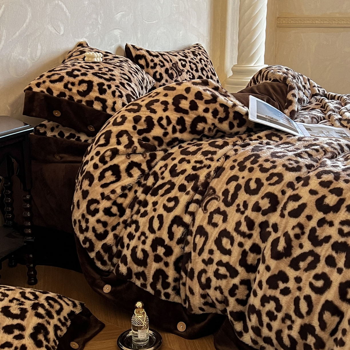 91家纺网 家纺一手货源 找家纺 （总）晚爱家居  2025新款纽扣款兔毛绒美拉德轻奢风高克重皮草兔绒牛奶绒四件套系列