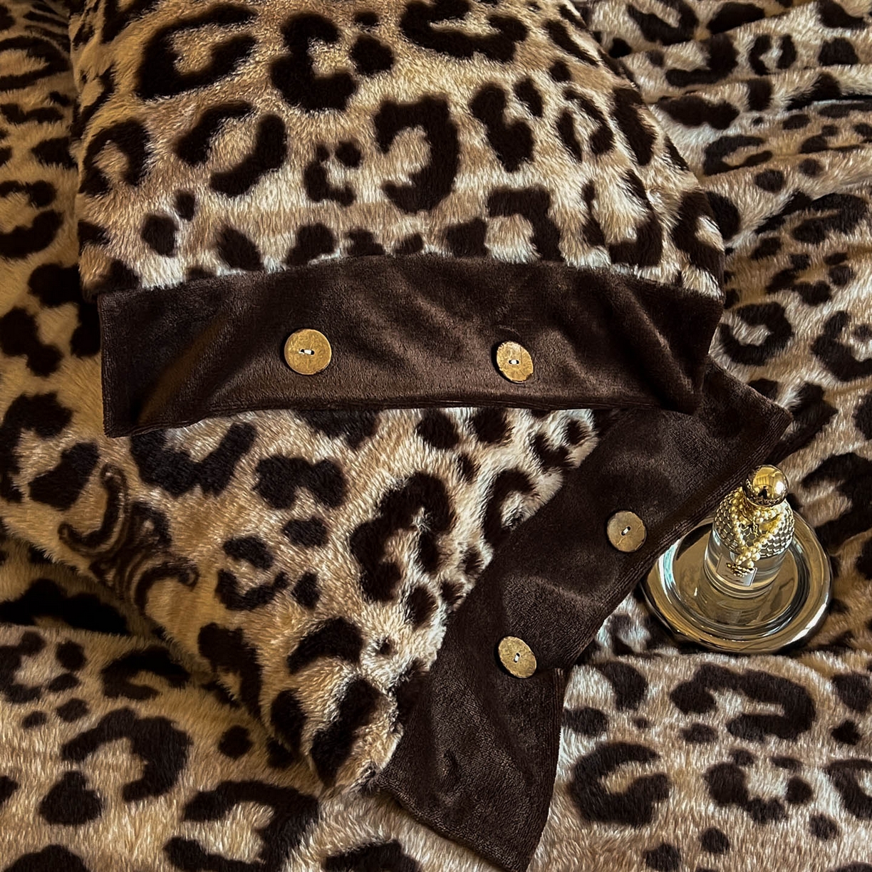 91家纺网 家纺一手货源 找家纺 （总）晚爱家居  2025新款纽扣款兔毛绒美拉德轻奢风高克重皮草兔绒牛奶绒四件套系列