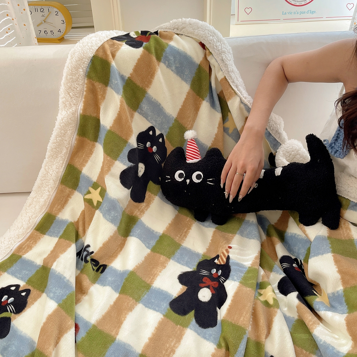 91家纺网 家纺一手货源 找家纺 桃子家居 2025新款A类ins小清新少女可爱奶油猫咪卡通加厚牛奶绒羊羔绒毛毯多功能毛毯绒毛毯-MT哈曼苹果猫