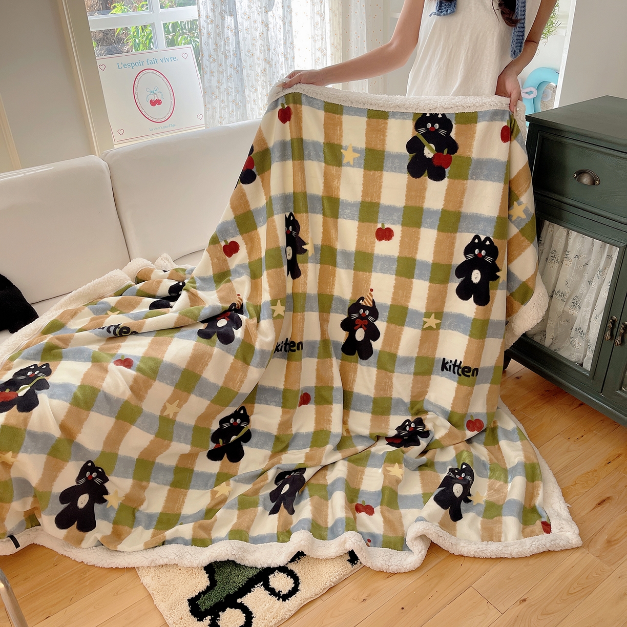 91家纺网 家纺一手货源 找家纺 桃子家居 2025新款A类ins小清新少女可爱奶油猫咪卡通加厚牛奶绒羊羔绒毛毯多功能毛毯绒毛毯-MT哈曼苹果猫