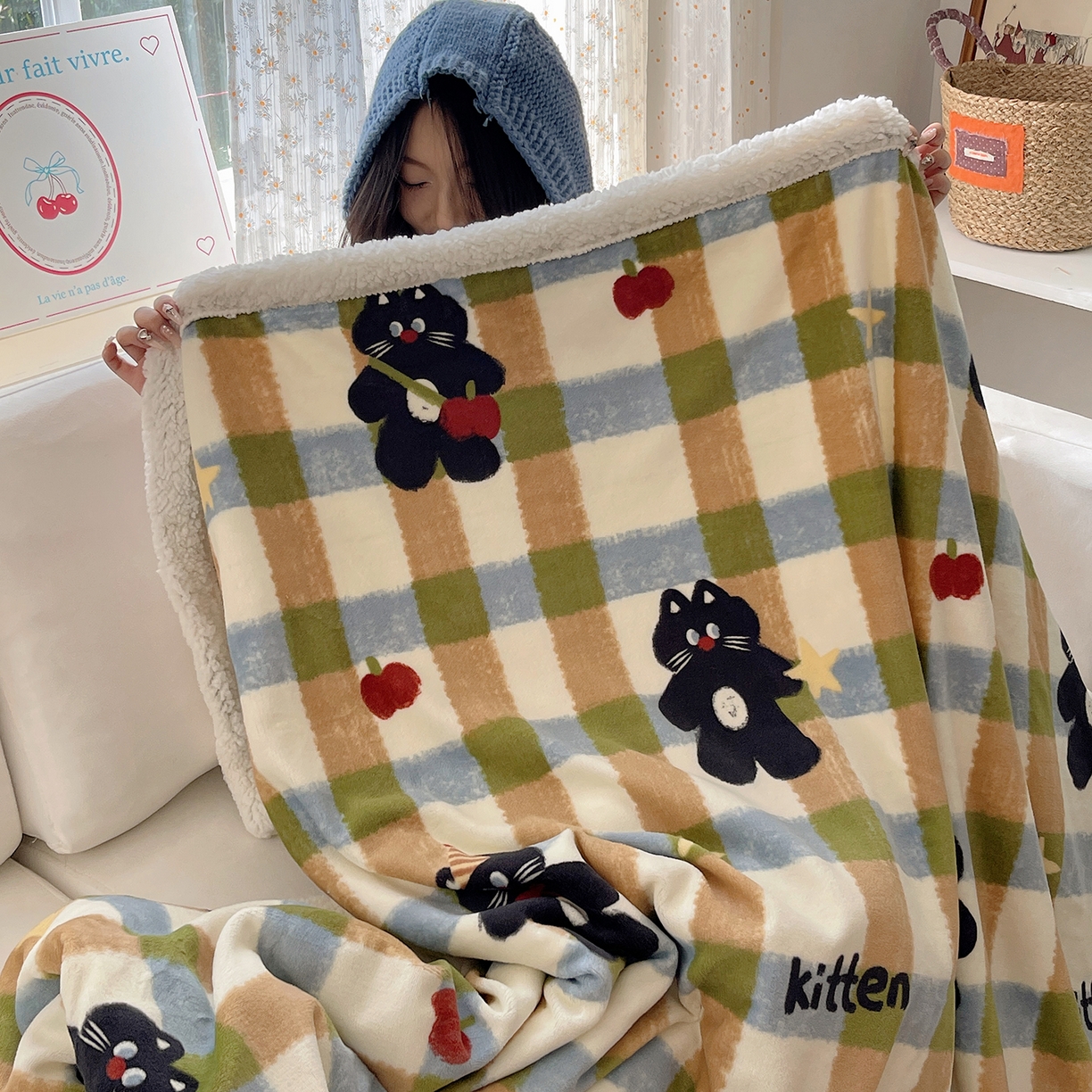 91家纺网 家纺一手货源 找家纺 桃子家居 2025新款A类ins小清新少女可爱奶油猫咪卡通加厚牛奶绒羊羔绒毛毯多功能毛毯绒毛毯-MT哈曼苹果猫