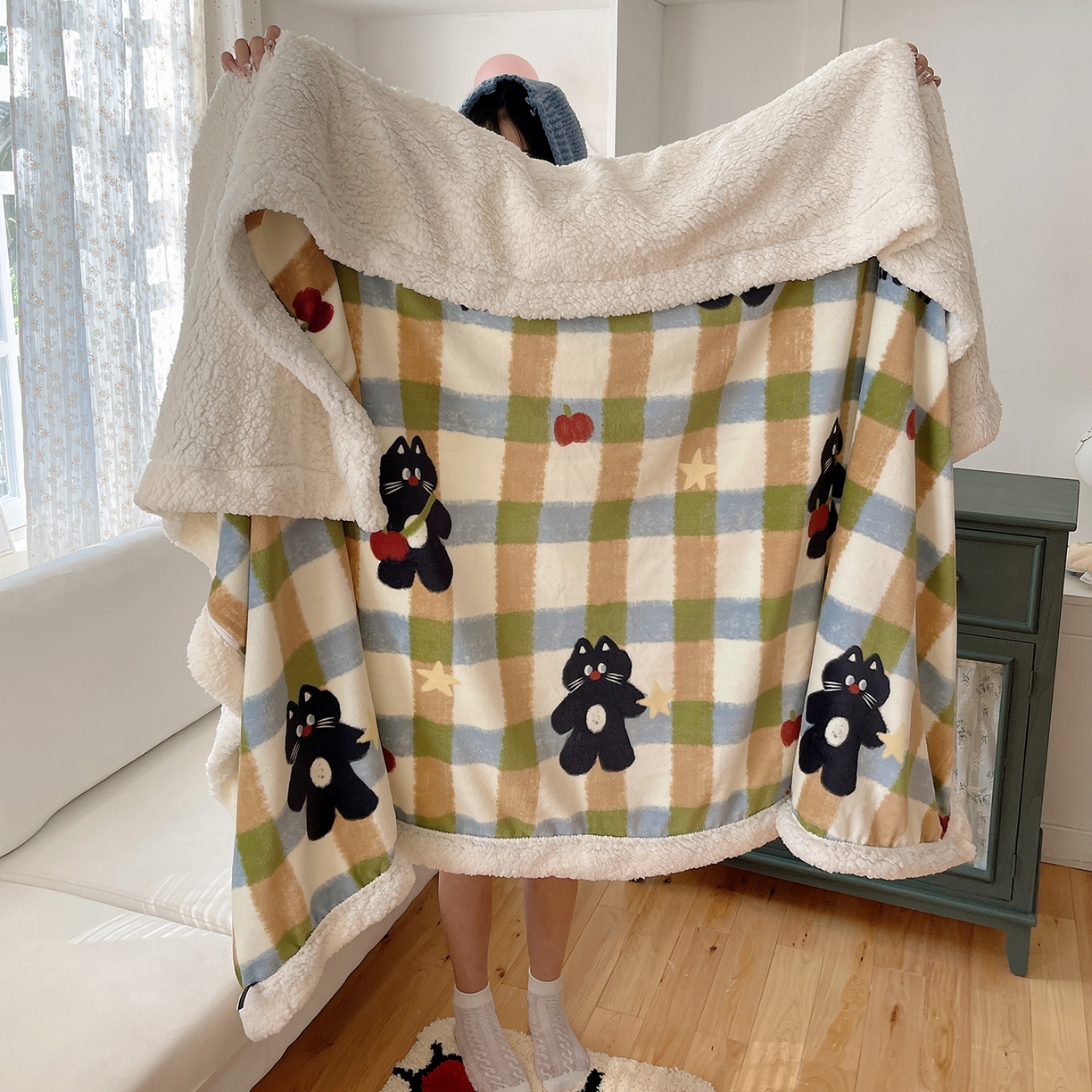 91家纺网 家纺一手货源 找家纺 桃子家居 2025新款A类ins小清新少女可爱奶油猫咪卡通加厚牛奶绒羊羔绒毛毯多功能毛毯绒毛毯-MT哈曼苹果猫