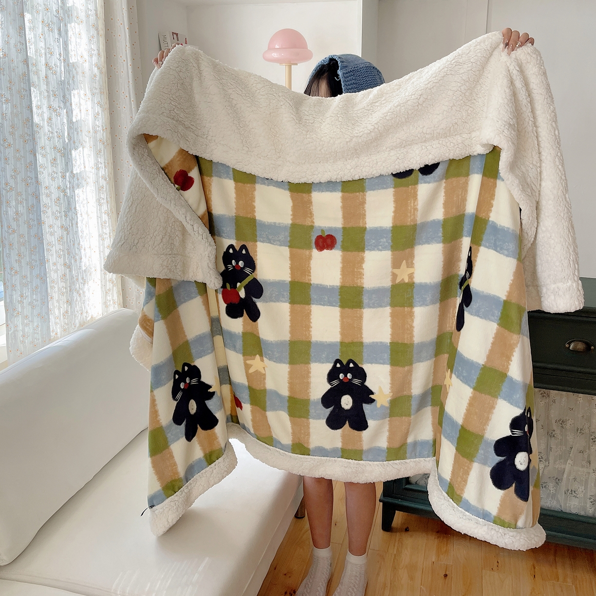 91家纺网 家纺一手货源 找家纺 桃子家居 2025新款A类ins小清新少女可爱奶油猫咪卡通加厚牛奶绒羊羔绒毛毯多功能毛毯绒毛毯-MT哈曼苹果猫
