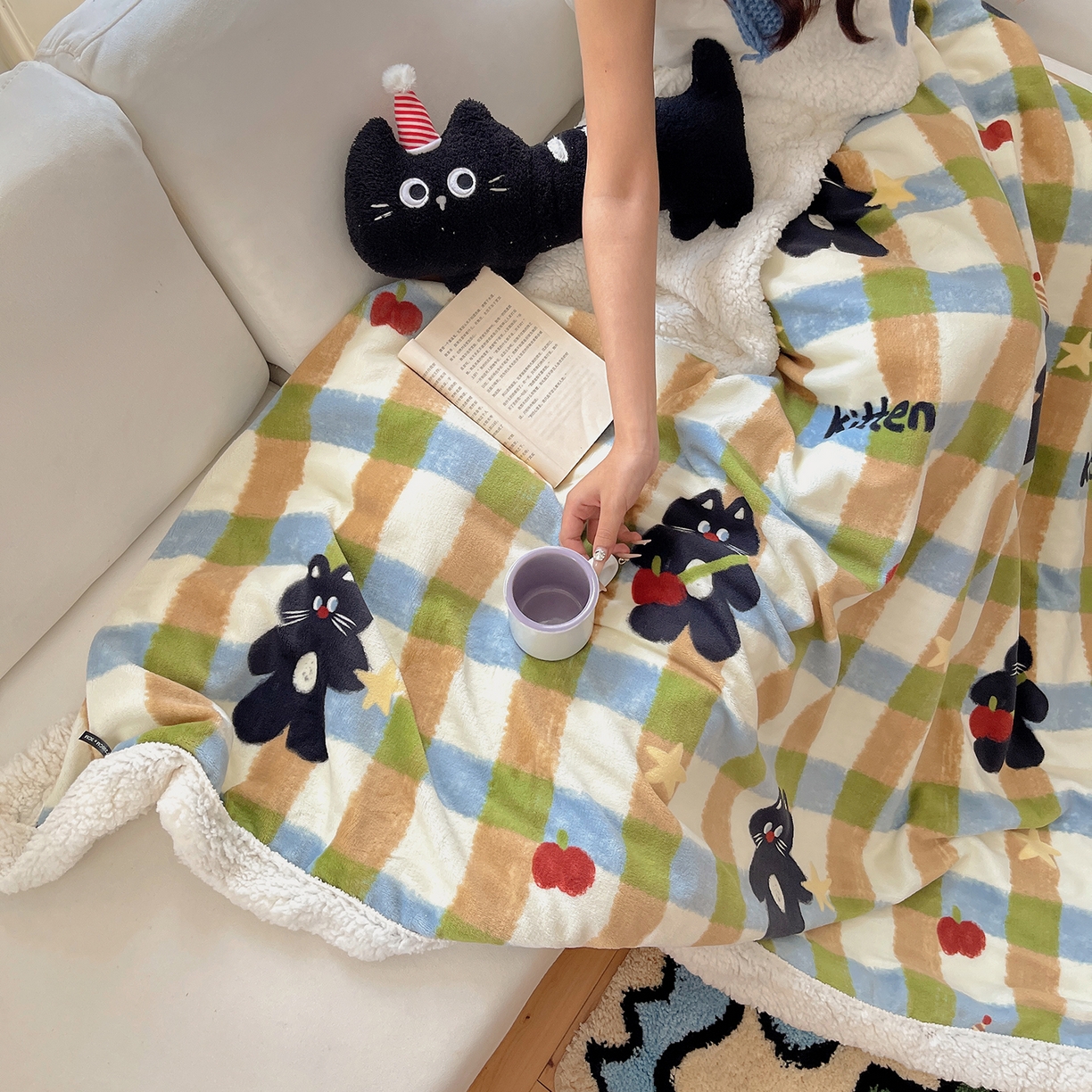 91家纺网 家纺一手货源 找家纺 桃子家居 2025新款A类ins小清新少女可爱奶油猫咪卡通加厚牛奶绒羊羔绒毛毯多功能毛毯绒毛毯-MT哈曼苹果猫