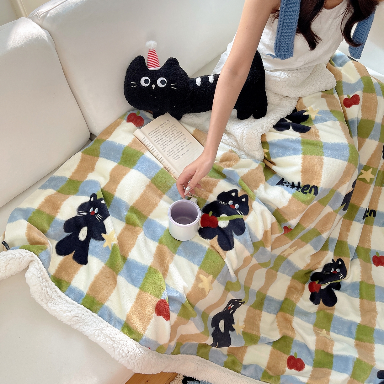91家纺网 家纺一手货源 找家纺 桃子家居 2025新款A类ins小清新少女可爱奶油猫咪卡通加厚牛奶绒羊羔绒毛毯多功能毛毯绒毛毯-MT哈曼苹果猫